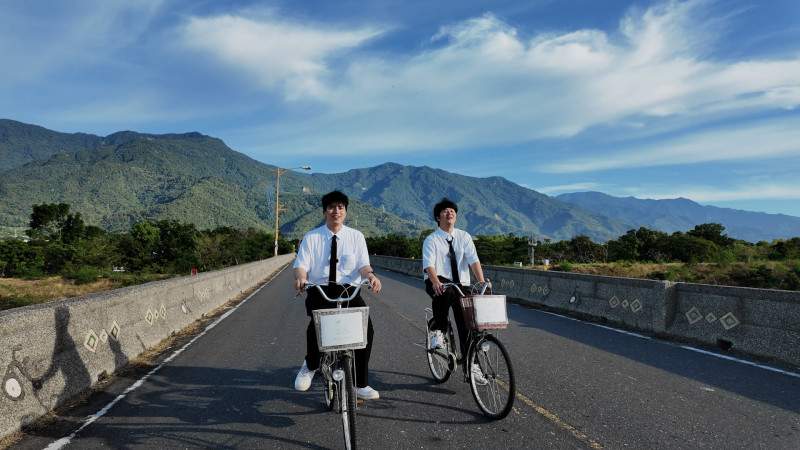 《電車吃漢》探索台灣之美。（Dcard Video提供）