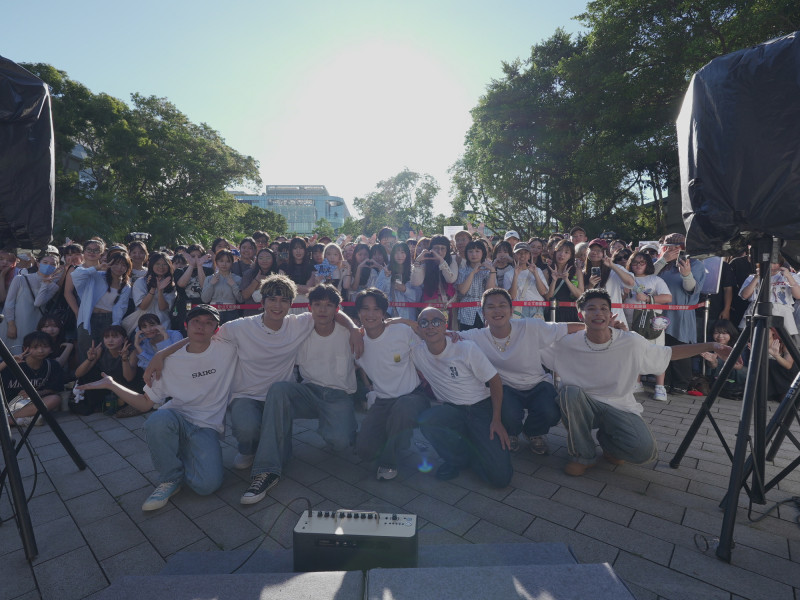 「哇嘿噴」在大巨蛋外舉行見面會，竟然吸引200人朝聖，讓他們受寵若驚。（Dcard Video提供）