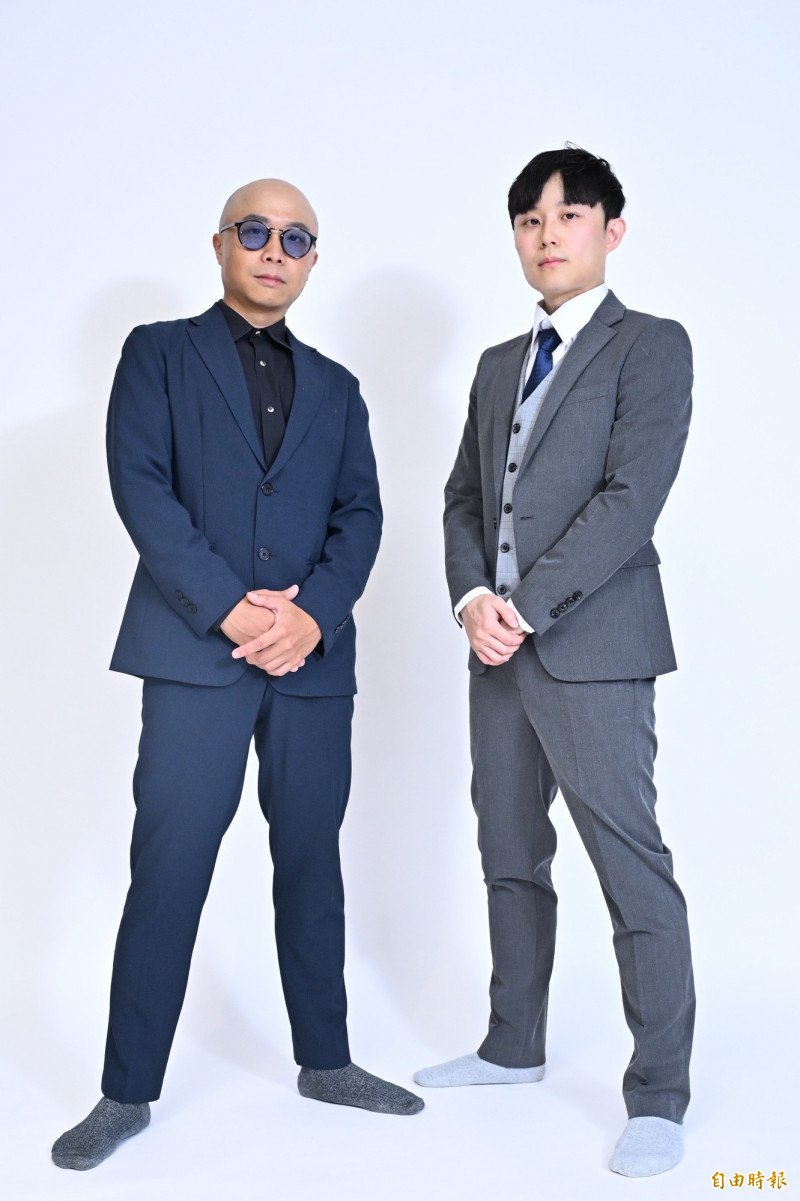 Dcard的梅伯（左）、主委在訪問當天，為了要穿鞋子、還是只穿襪子，考慮許久，頗有兩人幽默搞笑的風格。（記者胡舜翔攝）