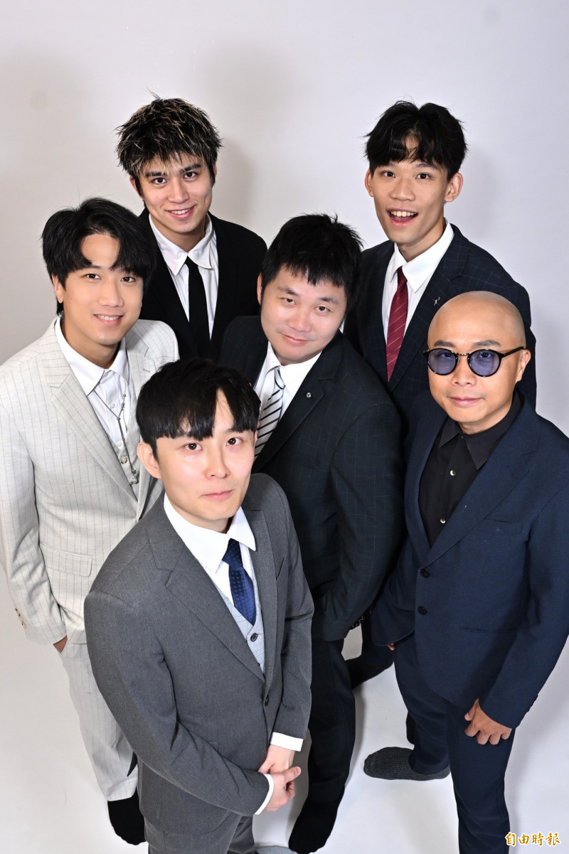 6人以Dcard男團「哇嘿噴」的身分受訪，拍起照來倒是有模有樣，宛如真的偶像一般。（記者胡舜翔攝）