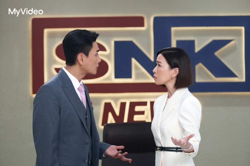 佘詩曼（右）在《新聞女王2》與黃宗澤（左）數度正面交鋒。（台灣大哥大MyVideo提供）