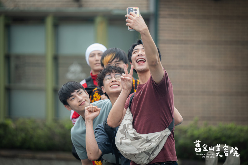 連晨翔（右）在《舊金山美容院》與早餐店的搭檔們一起出遊。（TVBS提供）