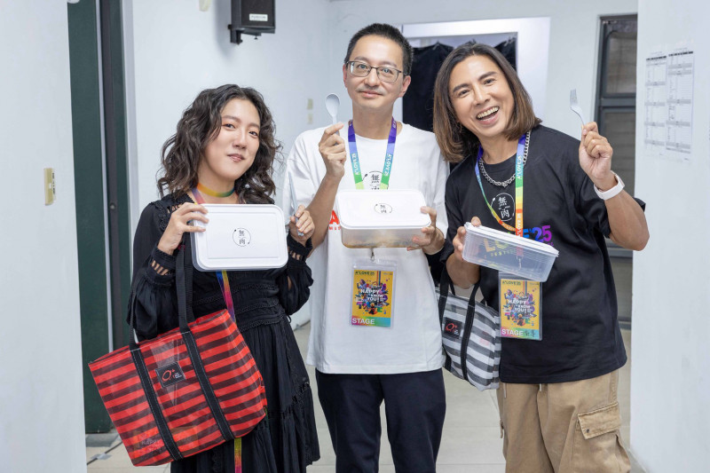 李竺芯（左起）、羅一鈞、郭蘅祈秀環保餐具。（愛之日常音樂節提供）