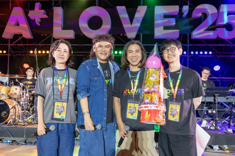 桑布伊（左二）生日朋友竟然送上罐頭塔。（愛之日常音樂節提供）