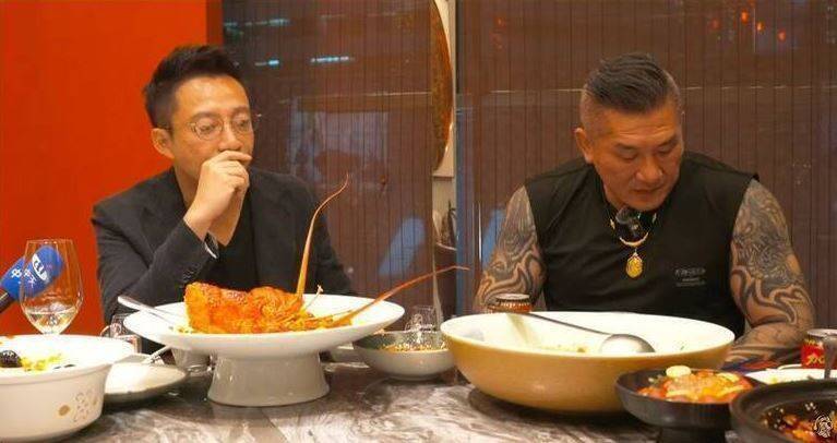 館長（右）赴中不忘找汪小菲一起吃飯。（翻攝自YouTube）