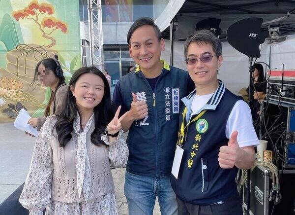 立委葉元之（中）曬出與小西瓜（左）的合照。（翻攝自臉書）