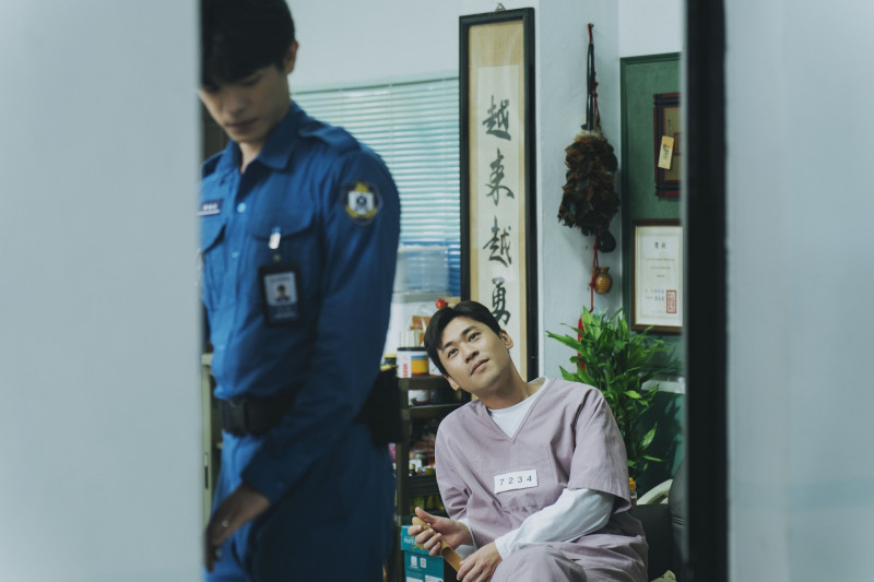 邱以太（左）在《監所男子囚生記》遇上握有特權的議員助理黃迪揚（右）騷擾不敢聲張。（愛奇藝國際版、壹壹影業提供）