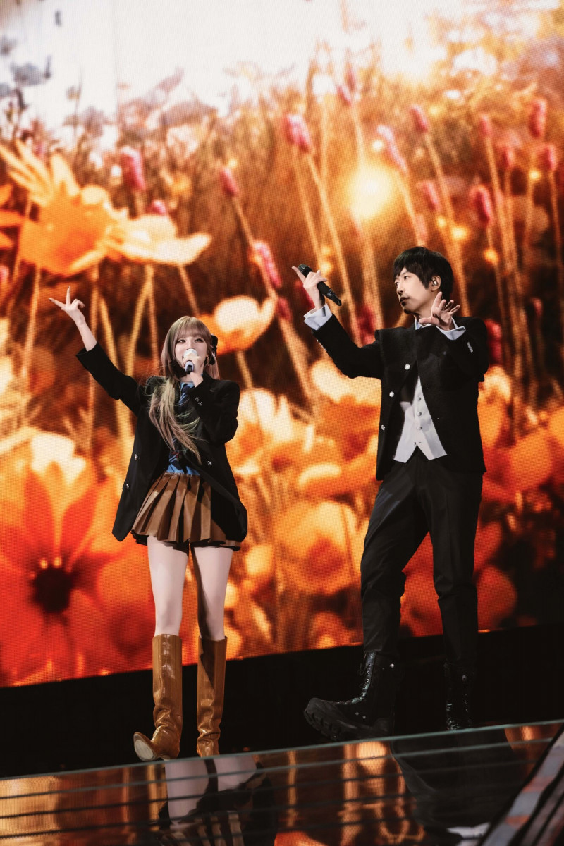 宋雨琦（左）和阿信合唱，還教他跳舞。（相信音樂提供）