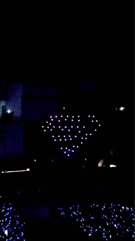 SJ粉絲出動60台無人機，變化出SJ、SJ鑽石形狀LOGO等，讓成員們看呆了。（讀者提供）