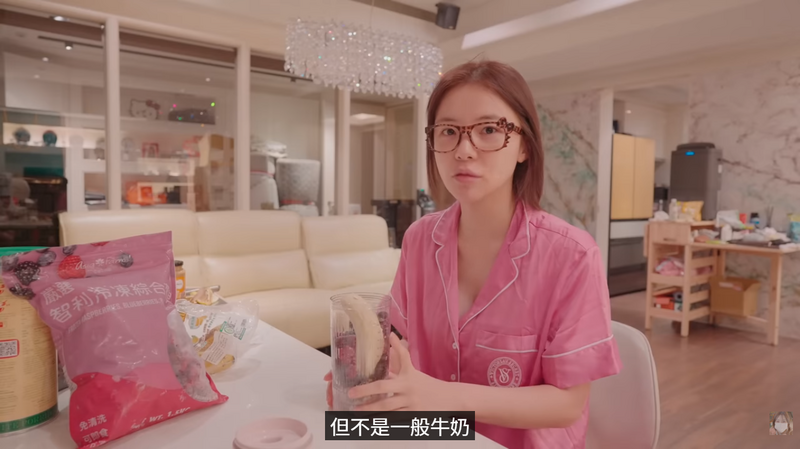 李多慧強調加入牛奶的時候不要用一般的牛奶，改用低脂牛奶。（翻攝自YouTube）