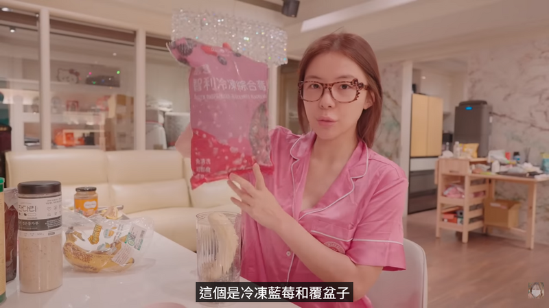 李多慧私房果昔代餐裏頭有冰凍藍莓和覆盆子，讓味道更好。（翻攝自YouTube）