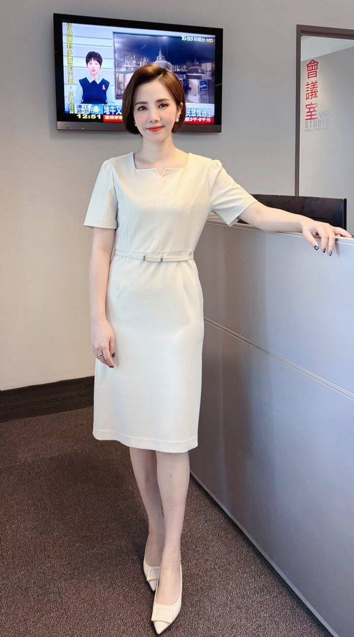 為了專業主持談話節目，王偊菁總是身穿比較穩重套裝。（翻攝自王偊菁臉書）