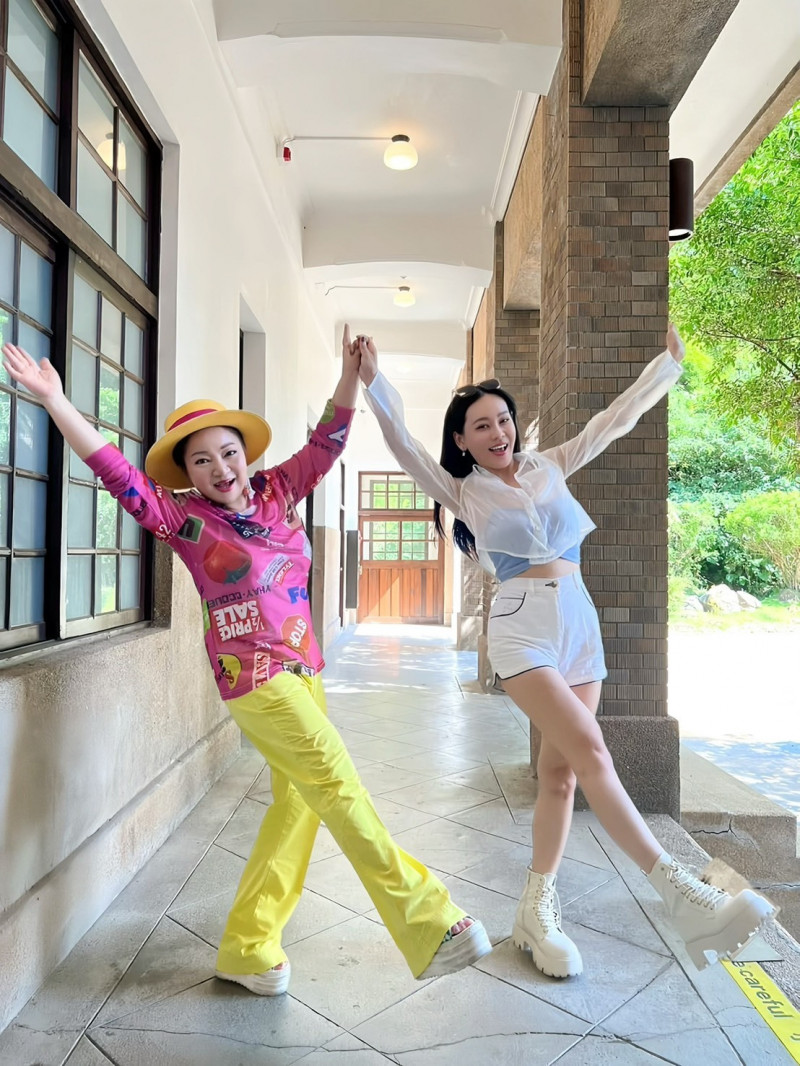 白冰冰（左）很喜歡蔡亞露的唱跳表現。（長興影視提供）