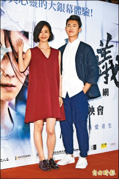 吳慷仁（右）與鍾瑶因合作電影《白蟻-慾望謎網》擦出愛火。（資料照，記者胡舜翔攝）
