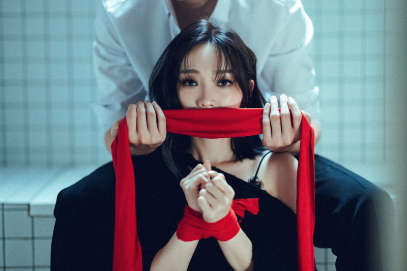 閻奕格在浴室被綑綁。（格聲娛樂提供）