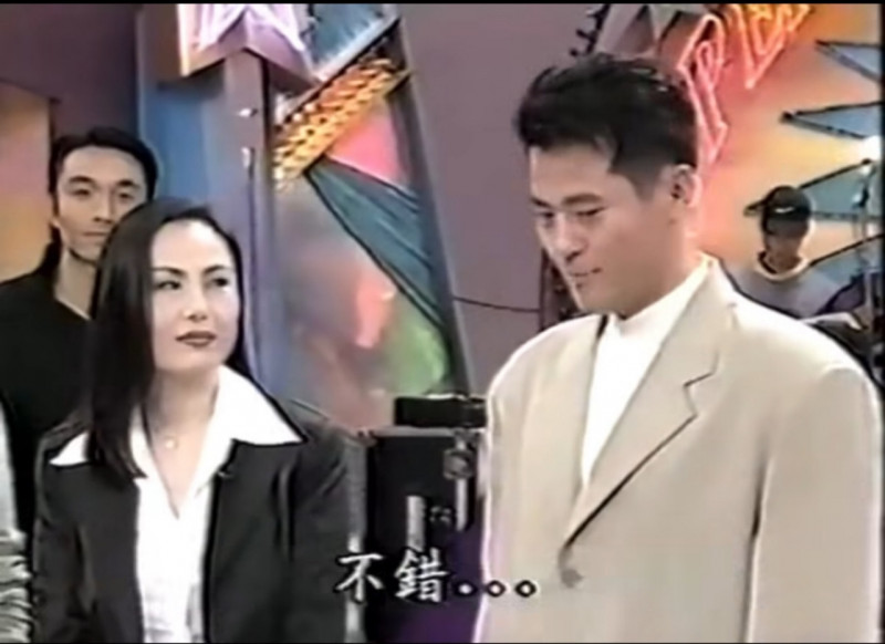 華航空服員熊孝琴（右）曾與天后江蕙一起上電視。（翻攝自YouTube）