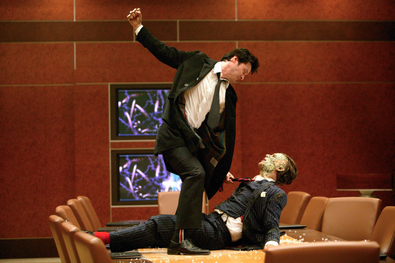 基努李維在《康斯坦汀：驅魔神探》上演物理驅魔。（華納兄弟提供）