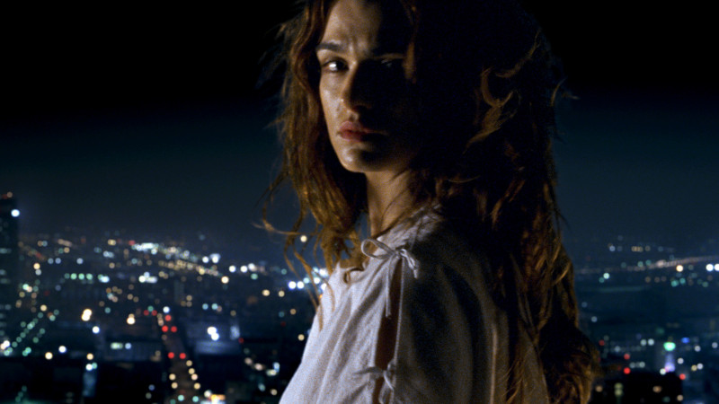 瑞秋懷茲在《康斯坦汀：驅魔神探》飾演的警探，為調查雙胞胎姊妹的神秘死亡，找上基努李維。（華納兄弟提供）