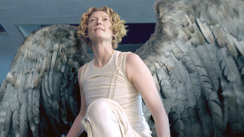 蒂妲史雲頓在《康斯坦汀：驅魔神探》飾演雌雄同體的混種天使加百列。（華納兄弟提供）