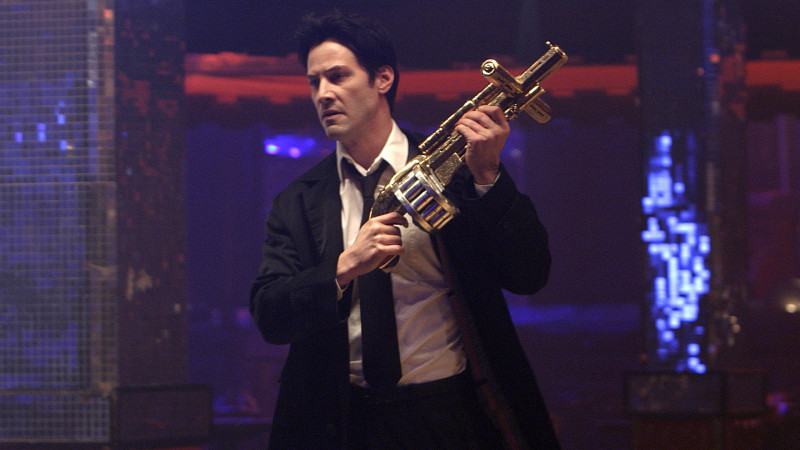 基努李維演出《康斯坦汀：驅魔神探》時顏值、身材都處於演藝生涯巔峰。（華納兄弟提供）