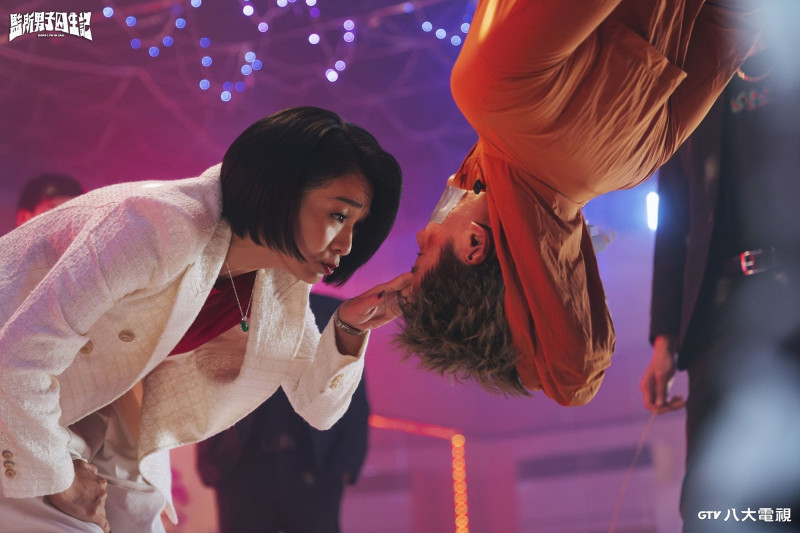 陳雪甄（左）拍攝《監所男子囚生記》陳澤耀（右）倒吊戲時，非常緊張。（八大電視、壹壹影業、愛奇藝國際版提供）