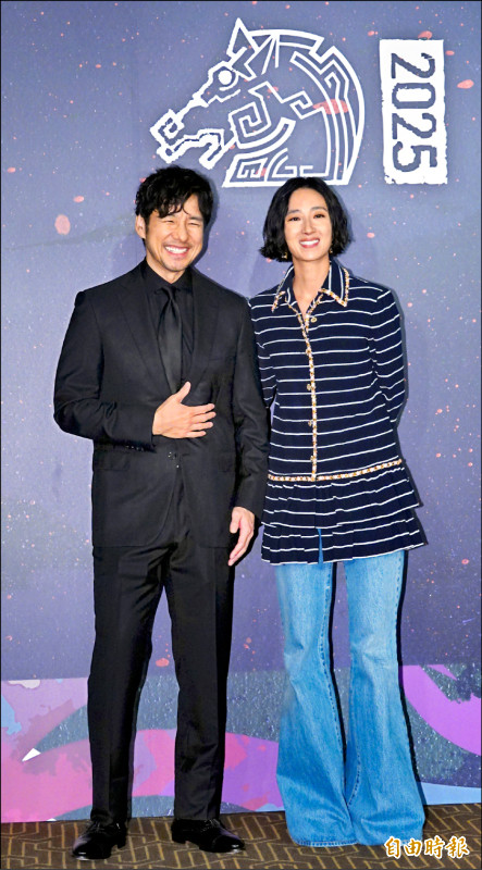 西島秀俊（左）昨和桂綸鎂一同出席《最親愛的陌生人》金馬影展閉幕片首映，笑說最想大啖甜食。（記者潘少棠攝）
