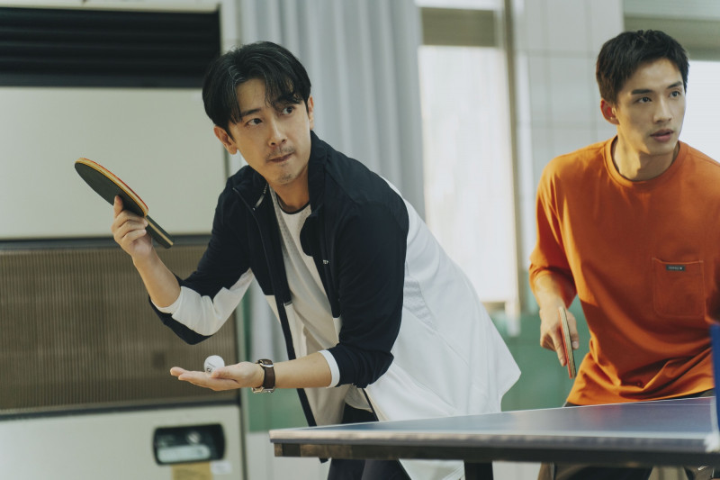 施名帥（左）延續先前在《乒乓男孩》魔鬼教練形象，被《監所男子囚生記》劇組巧妙翻玩成監所卓球高手，右為陳澤耀。（愛奇藝國際版、壹壹影業提供）