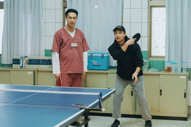 黃冠智（右）擔任《監所男子囚生記》桌球動作設計，親自示範桌球動作，左為楊祐寧。（愛奇藝國際版、壹壹影業提供）