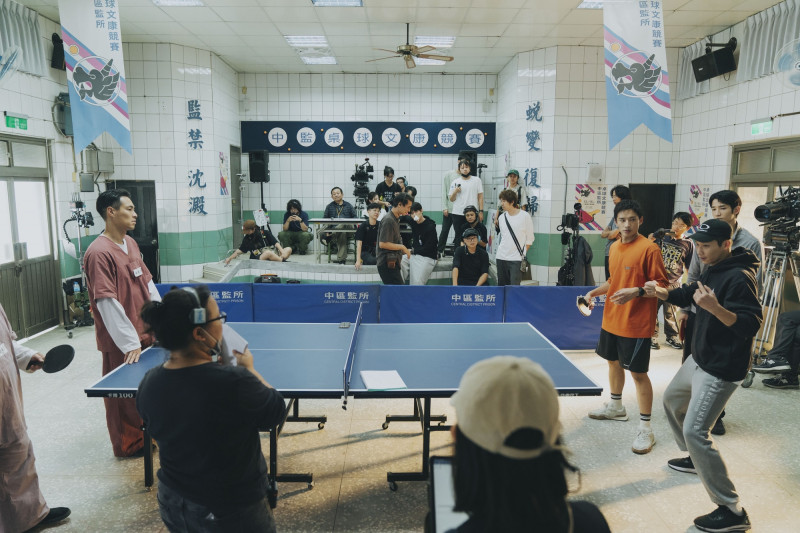 黃冠智（右）為《監所男子囚生記》設計桌球動作，現場用心教學。（愛奇藝國際版、壹壹影業提供）