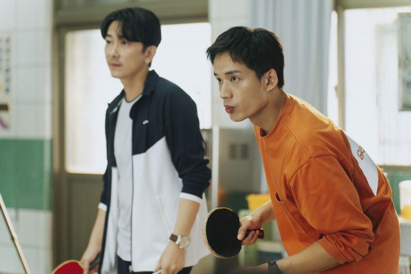 陳澤耀（右）拍攝《監所男子囚生記》桌球對決，意外摔斷黃冠智老婆的寶貝球拍。（愛奇藝國際版、壹壹影業提供）