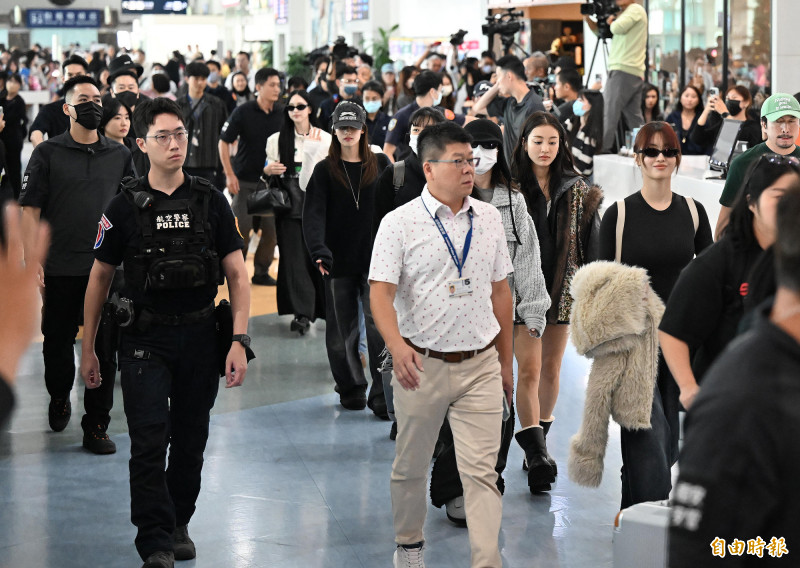 TWICE美女太多了，連工作人員都超多。（記者李惠洲攝）