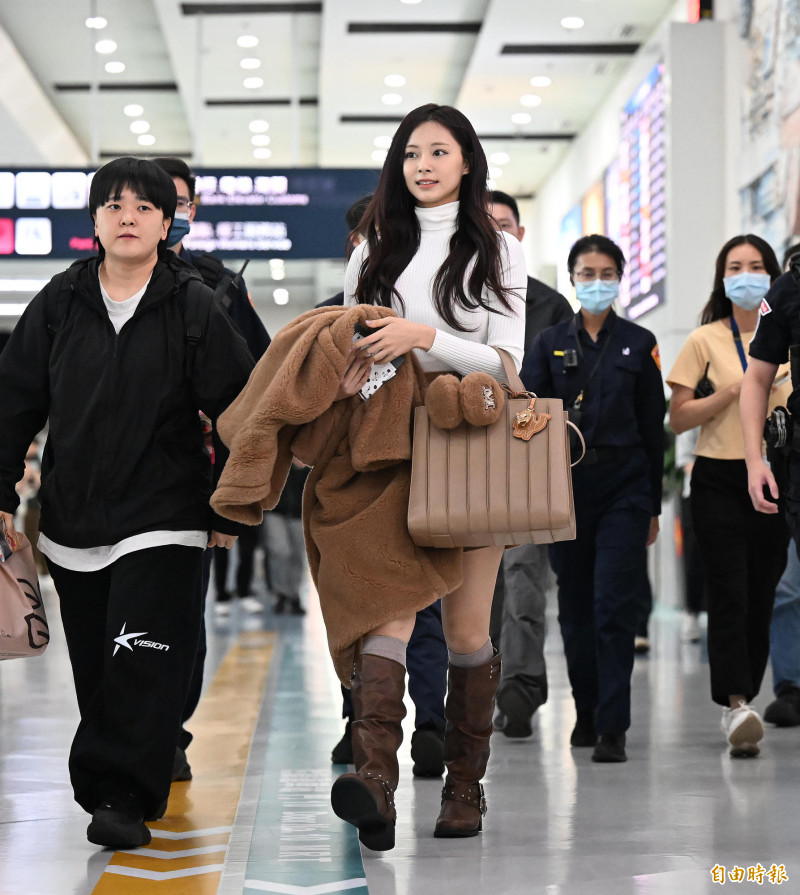TWICE子瑜拿著咖色大衣、包包現身，氣質滿分。（記者李惠洲攝）