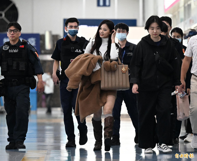 TWICE子瑜連撥頭髮都美成這樣，老天爺公平嗎。（記者李惠洲攝）