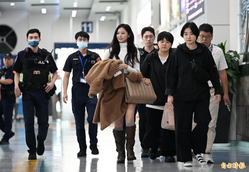 TWICE的子瑜現身小港機場，旁邊的警察隨行戒護，讓粉絲直呼「太幸福了」。（記者李惠洲攝）