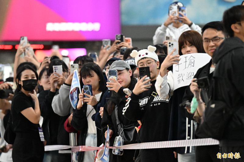 粉絲寫著「子瑜歡迎回家」，迎接TWICE的到來。（記者李惠洲攝）