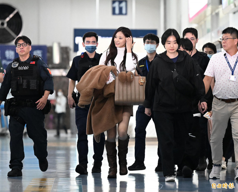 TWICE子瑜全妝現身，微笑面對粉絲。（記者李惠洲攝）