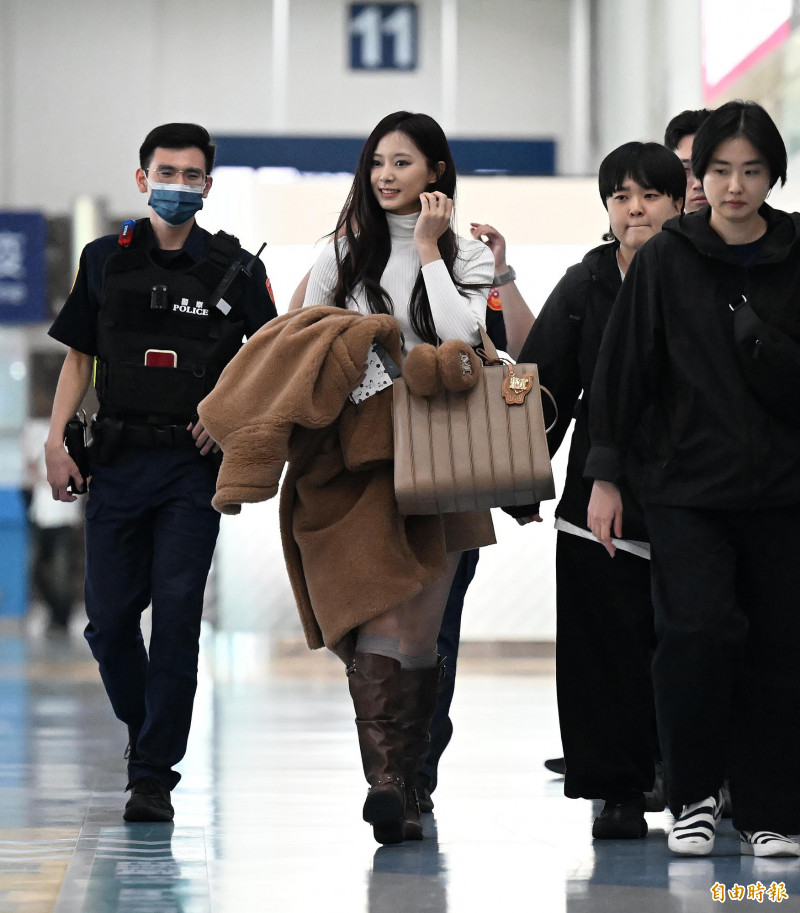 TWICE子瑜回家心情看起來很好。（記者李惠洲攝）