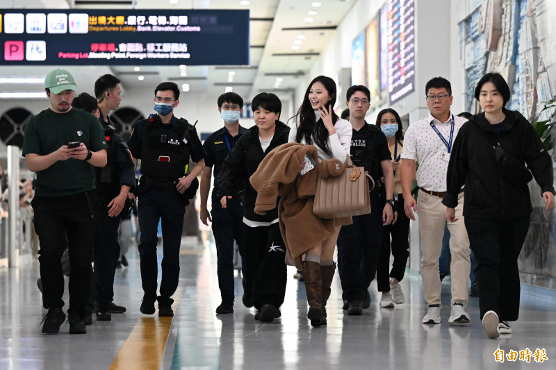 TWICE子瑜露齒笑，模樣十分卡哇伊。（記者李惠洲攝）