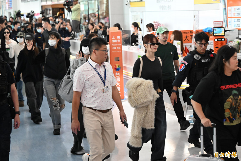 TWICE的定延揮揮手與粉絲打招呼。（記者李惠洲攝）