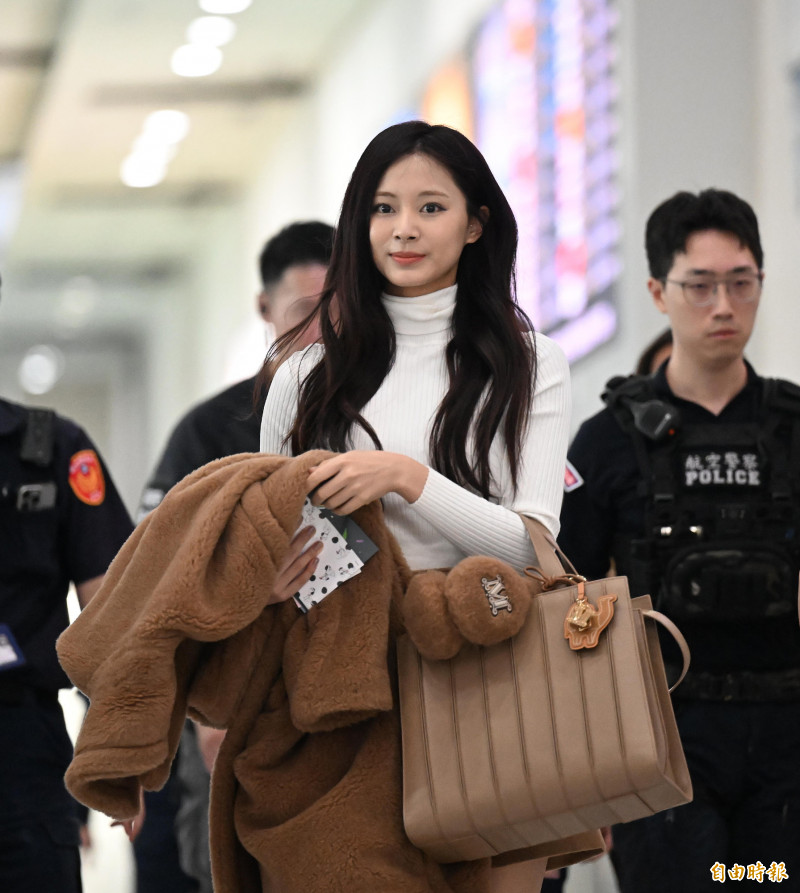 TWICE子瑜簡直太漂亮，旁邊的警察難道不是最幸福的人嗎？（記者李惠洲攝）