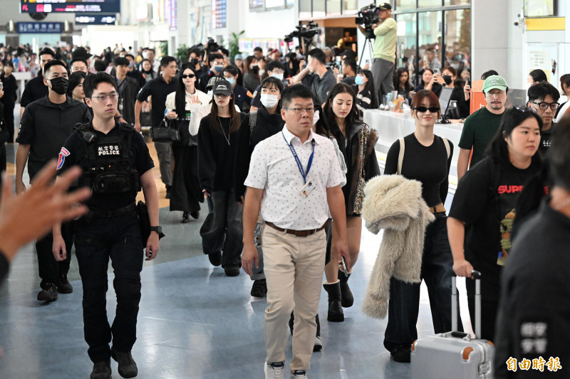 一張照片當中太多美女了，TWICE的MOMO後面是志效，再來還有定延、SANA、多賢，以及無論如何到哪都優雅的MINA。（記者李惠洲攝）