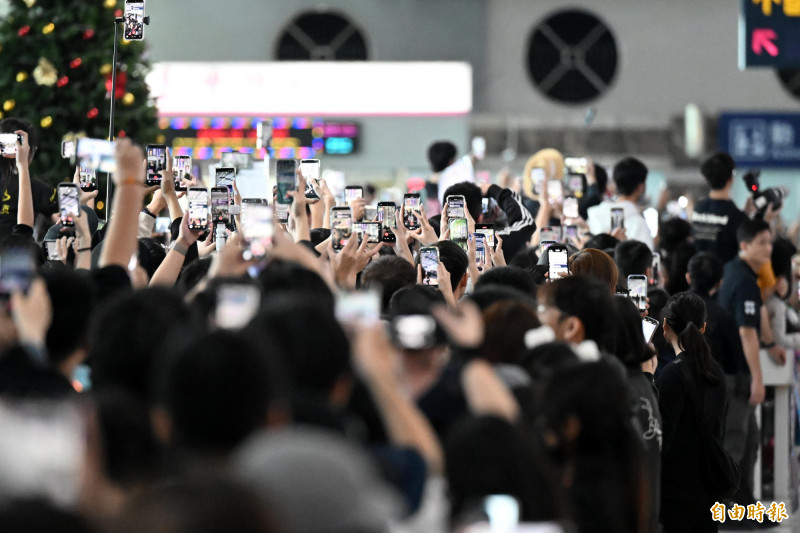 TWICE粉絲高舉著手機，畫面實在有點恐怖。（記者李惠洲攝）