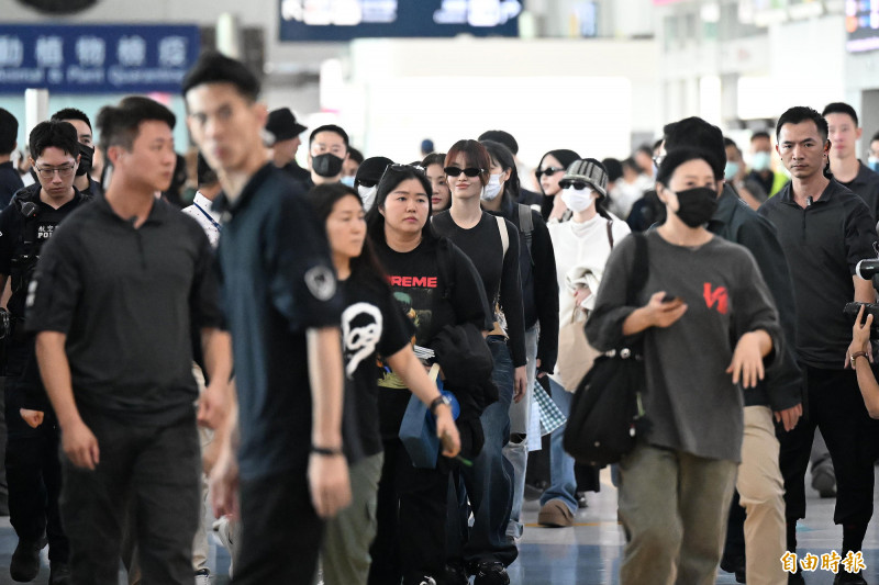 TWICE的MOMO招牌笑容有夠美，眼中只有她了。（記者李惠洲攝）