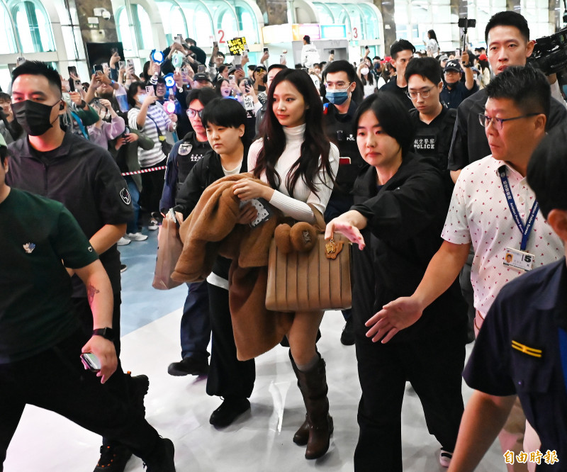 TWICE子瑜實在太可愛，在人群中也只能看到她。（記者李惠洲攝）