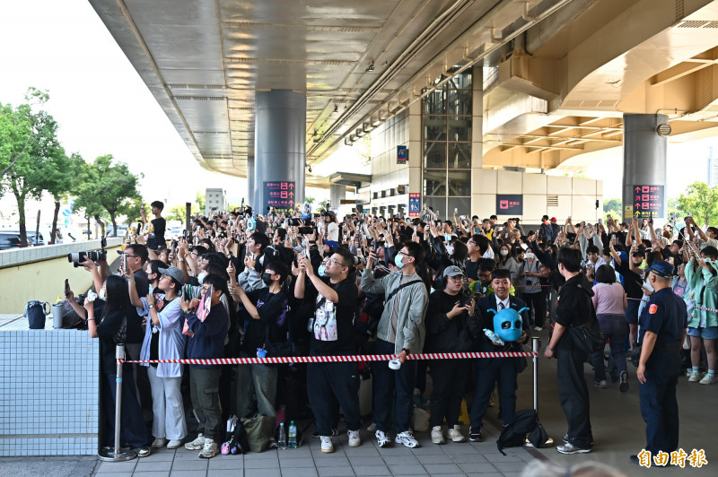 TWICE粉絲人多到連停車場旁都擠得水洩不通。（記者李惠洲攝）