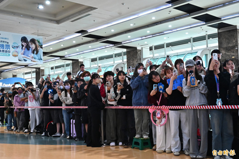 TWICE粉絲都乖乖站好，沒有衝破封鎖線，不愧是有秩序的台灣人。（記者李惠洲攝）