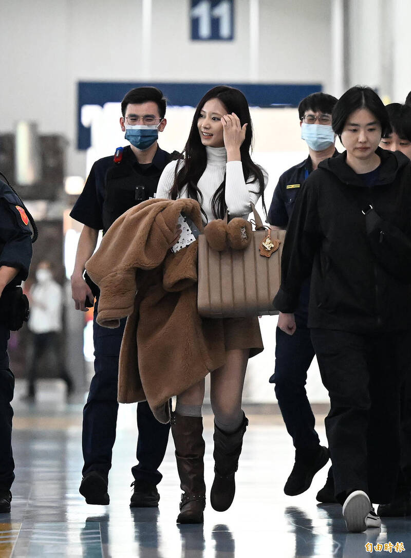 （影）（直擊）等了10年！子瑜燦笑揮手抵高雄 台粉大喊：歡迎回家