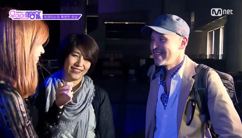 TWICE親友團來了！子瑜媽媽等10年作東 MINA志效娜璉父母抵台