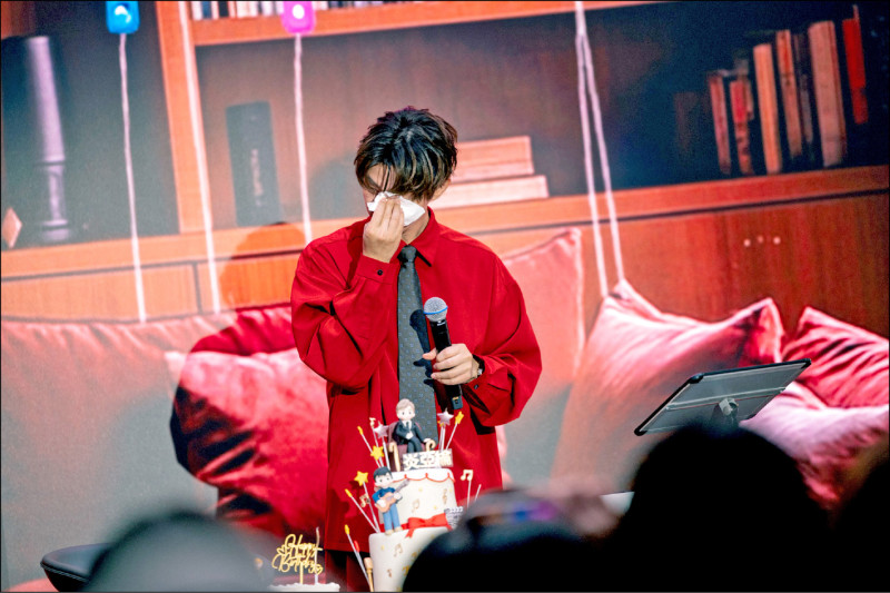 炎亞綸舉辦生日會，讀粉絲信件淚崩。（晴空鳥提供）