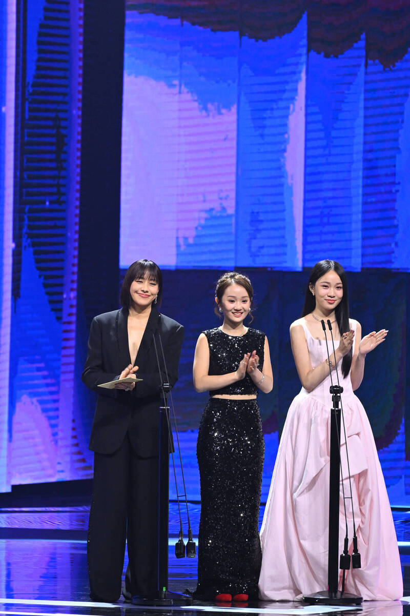 林嘉欣（左起）、方郁婷、林品彤一同擔任頒獎嘉賓。（台視提供）